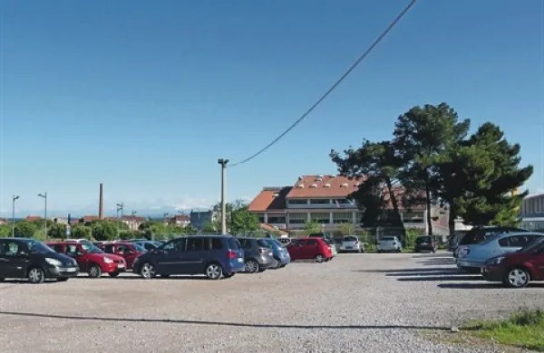 Parkirišče uporabljajo bližnji stanovalci, zaposleni na OŠ Livade, starši učencev pa tudi  otrok  vrtca Livade ter obiskovalci športne dvorane in rekreacijskega parka  