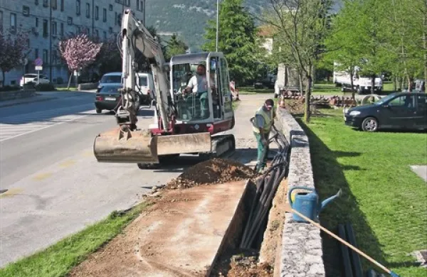 Mineva sedmo  leto, odkar so se v Novi Gorici pojavile prve ekipe, ki kopljejo kanale za operaterja T-2, pa še zmeraj prihajajo kaj delat. Enkrat sem, enkrat tja ... 