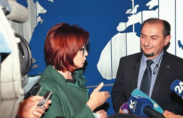 Alenka Žnidaršič Kranjc je  Gašparja Gašparja Mišiča v petek pred novinarji opozorila, da razglabljanje   o razlogih za razrešitev pomeni kršenje pogodbe