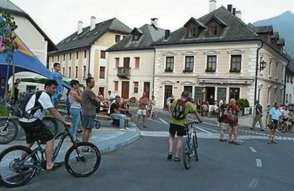 Računsko sodišče je revidiralo pravilnost dela poslovanja Občine Bovec v letu 2011 in ji izreklo negativno mnenje, ker v nekaterih primerih ni poslovala v skladu s predpisi