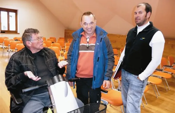 Marjan Mlekuž (v sredini) razlaga  podžupanu Urošu Sovdatu (desno) in Sergeju Wojčickyju  (sedi), kako je s tožbami prišel do gradbenega dovoljenja, zdaj je pa denarja zmanjkalo
