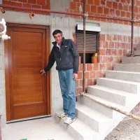 Ker so gradbincI  hišo zaklenili in odšli,  njen lastnik  Vinko Kravanja ne more vstopiti vanjo