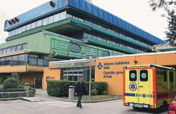  Ob izolski bolnišnici bo kmalu začel rasti novi urgentni center. Ministrstvo za zdravje bo poskrbelo tudi za ureditev glavnega vhoda v bolnišnico.