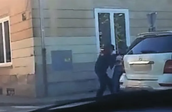 Minulo sredo je mlajši občan moral poiskati zdravniško pomoč zaradi solzivca, s katerim sta ga popršila ljubljanska mestna redarja