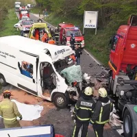 V silovitem trčenju sta umrla voznik kombija in njegov sopotnik