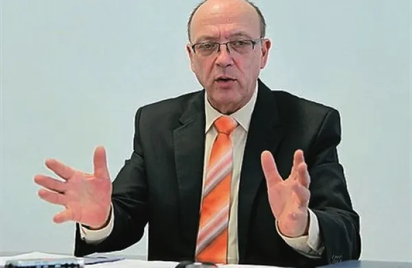Dokler bodo državljani plačevali milijarde za NLB, imajo poslanci v njihovem imenu pravico opozoriti na kadrovanja, kot je primer zaposlitve Roka Praprotnika v NLB, ob očitkih o političnem vmešavanju trdi poslanec SDS Vinko Gorenak
