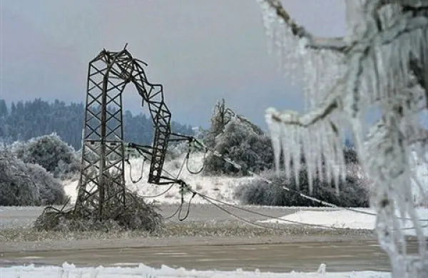 Sistemski operater prenosnega elektroenergetskega omrežja Eles bo škodo po februarski ujmi, ko je žled ogromno škode povzročil tudi na daljnovodih, predvidoma odpravil do konca junija