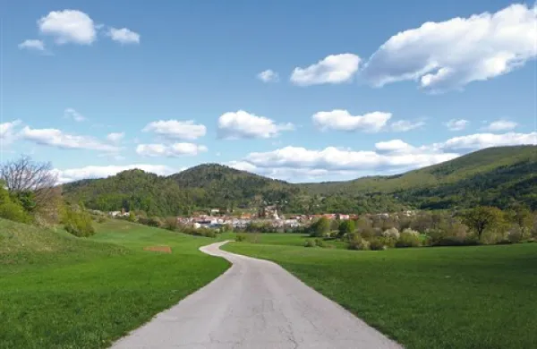 Med krajani KS Senožeče (na fotografiji so Senožeče s Senožeškimi brdi v ozadju) je te dni vroče tudi zaradi anket, ki jih po naročilu družbe Amicus izvajajo anketarji družbe Valicon. Anketarji bodo na terenu tudi danes, predstavniki obeh civilnih