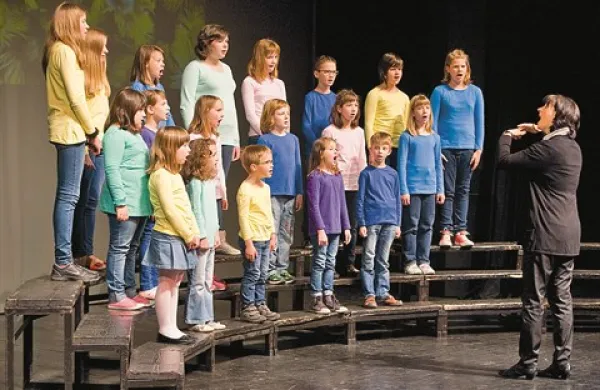 Otroški zbor Osnovne šole Antona Šibelja Stjenka Komen - podružnična šola Štanjel vodi zborovodkinja Andreja Rustja