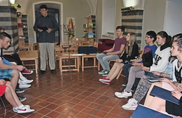 Robert Jereb s svojimi učenci v spomin rojaku, pesniku - Frančiški Svetličiču
  
