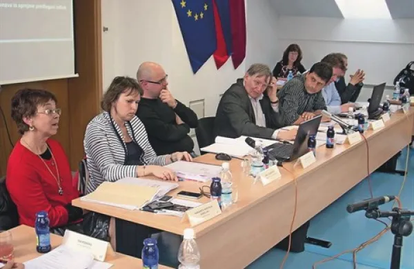 Postojnski župan Jernej Verbič je namreč na nedavni seji občinskega sveta ob odhodu novinark iz dvorane dejal: ”Harem je šel, kokoši.” 