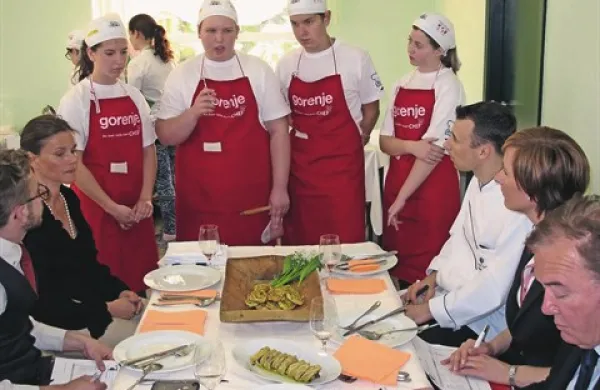 Štokavci Lea, Tin, Kris in Ester (z leve) med predstavitvijo svojih jedi  ocenjevalni komisiji 