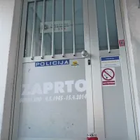 Pred zaprto postajo so prižgali svečo, na vratih pa postavili zapis ZAPRTO GOTOFI SMO z datumom ustanovitve in ukinitve policijske pisarne. Ta je v Šempetru delovala skoraj 70 let. 