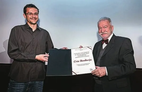 Črtu Škodlarju je nagrado podelil Matija Šturm, predsednik mladega Društva slovenskega animiranega filma :D'SAF!