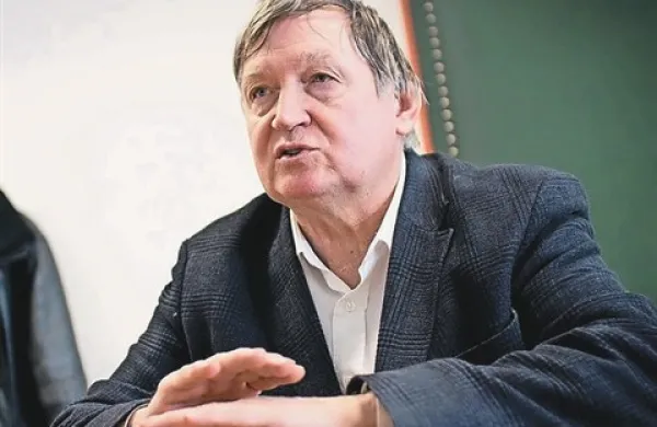 Jernej Verbič: “V en izrek sem združil knjižno pogosto uporabljane primerjalne besede: /.../ na kmetiji je kokošji harem sinonim za produktivnost; njegova družina je s petimi hčerami pravi kokošji harem'”
