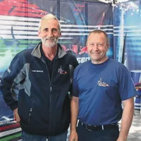 Najstarejši pilot Red Bullove karavane Peter Besenyei (levo) s svojim štajerskim mehanikom Vilibaldom Tomašićem