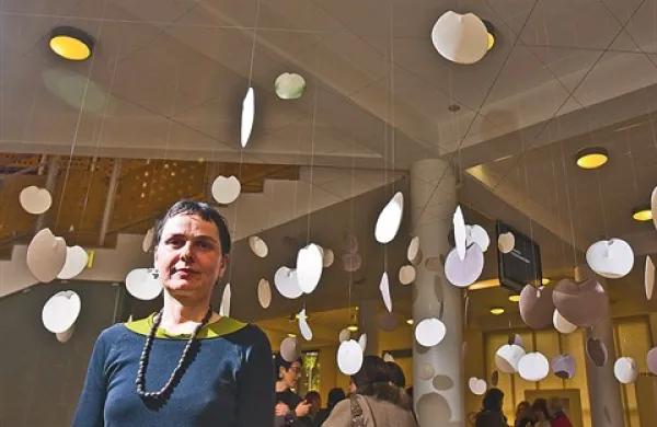 Ivana Petan je glinena srca poimenovala “srca v glavi”, z nakazanim lebdenjem v zraku pa je nakazala njihovo uporabnost kot pot k “višjemu nivoju”