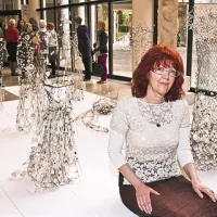 Nataša Sedej s svojimi simbolnimi poročnimi oblekami ustvarja vznemirljiv prostorski odnos med dvema materialoma, žico in glino
