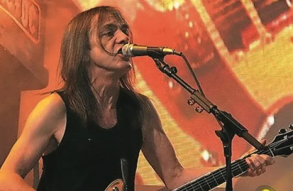 Kitarist avstralske rock skupine AC/DC Malcolm Young je zaradi bolezni prisiljen počivati