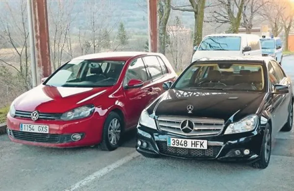 Pot obeh Romunov se je končala pri Postojni, VW golf in mercedes pa sta se vrnila k pravima lastnikoma v Španijo