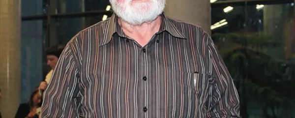  Pavel Medvešček z glineno trikotno piščaljo