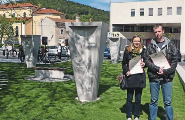 Špela Šedivy in Matej Župec sta si kipe ne le zamislila, temveč sta jih tudi izklesala   