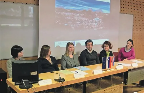 Projekt Kamen-most so na Visokošolskem središču v Sežani včeraj predstavili (z leve): Alenka Prelec (Viss), Ivka Šimunović (Mali Lošinj), Tjaša Kranjec (Viss), Anton Marn (Ad Pirum), Maja Bizjak Maretti (Nacionalni park Brioni) in Daša Fabjan