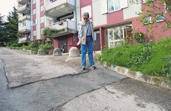 Jože Bartol opozarja na posedanje asfalta, zaradi česar bi jo lahko čez čas na ostrih robovih skupila tudi kakšna pnevmatika 