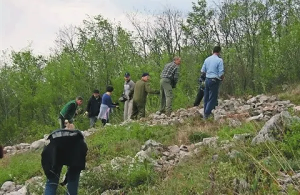 Napis Tito na Sabotinu so aktivisti v minulih dneh obnovili in čaka na tradicionalno baklado. Ogorčeni nasprotniki protestirajo, na družabnih omrežjih se pojavljajo  grožnje ...  