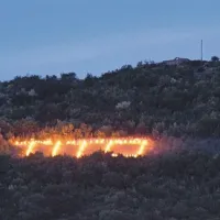 Napis Tito na Sabotinu so aktivisti v minulih dneh obnovili in čaka na tradicionalno baklado. Ogorčeni nasprotniki protestirajo, na družabnih omrežjih se pojavljajo  grožnje ...  