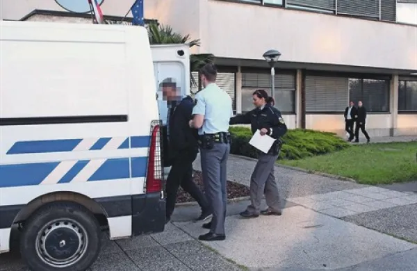 Eden od prijetih državljanov Kosova, ki so ga po zaslišanju na sodišču odpeljali v pripor