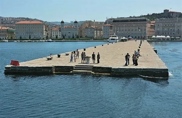V Trstu so danes iz morja reševali 85-letno domačinko