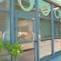 V sredo ob  21.03 so štirje oboroženi in zamaskirani storilci   nasilno vstopili v poštni objekt v Kromberku, kjer so se tedaj še nahajali poštni uslužbenci 