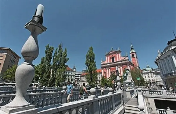 V obmorskih občinah je bilo zabeleženih za en odstotek manj prenočitev vseh turistov kot leto pred tem, v občini Ljubljana pa se je število prenočitev povečalo za 11 odstotkov