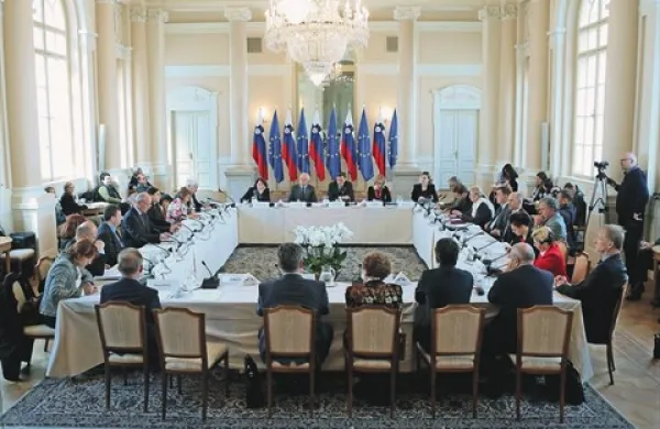 Slovenski zdravniki so cenjeni in kakovostni, zdravstveno sistem, v katerem delujejo, pa vedno manj, so se strinjali udeleženci posveta, ki ga je na temo javnega zdravstva  sklical predsednik republike Borut Pahor