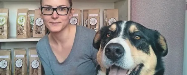 Tina Krapež je mojstrica v peki pasjih tort (na fotografiji s psico Šalo)
