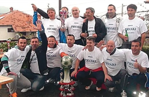  Igralci malonogometne ekipe ŠD Luka so prvič doslej osvojili prvo mesto v ligi obalnih veteranov