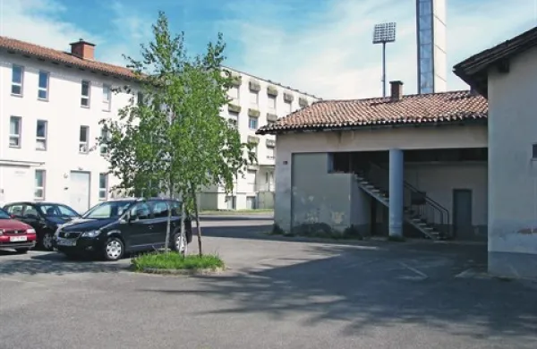 So mar našli malodane idealen prostor za humanitarni center?