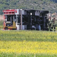 Tovornjak je obležal na letališki stezi na levem boku