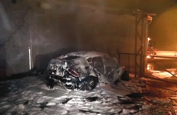 Od prestižnega vozila BMW X6, s katerim so se roparji pripeljali in odpeljali, ni ostalo kaj dosti