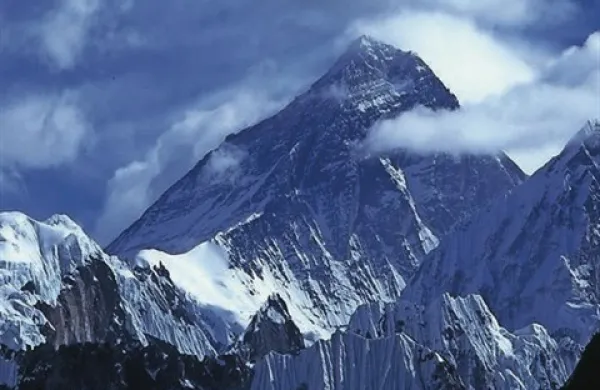 Število smrtnih žrtev petkovega smrtonosnega snežnega plazu na Mount Everestu je naraslo na 13
