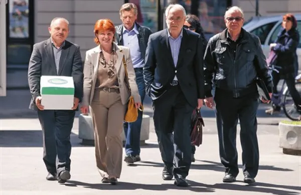 Ivo Vajgl (četrti z leve) bo tokrat vodil Desusovo listo na evropskih volitvah
