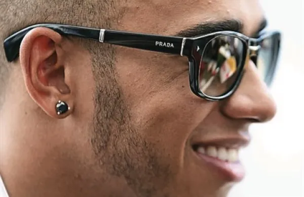 Britanec Lewis Hamilton je zmagovalec četrte letošnje dirke svetovnega prvenstva formule 1 v Šanghaju 