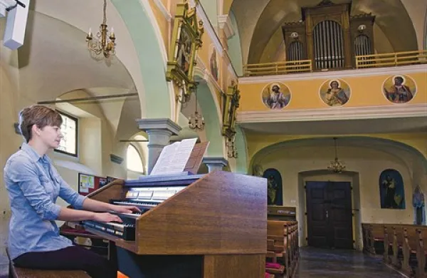 Poleg klasičnih orgel (na koru v ozadju) bodo v ponedeljek na koncertu zadonele tudi elektronske 