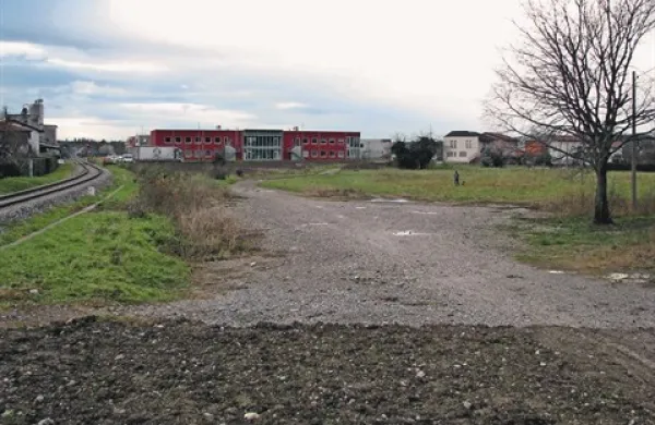 Upravna enota Nova Gorica je že v drugo zavrnila izdajo gradbenega dovoljenja  za sporno sosesko. Stanovalci so si oddahnili ...