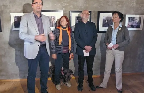 V solinarski hišici na Fontaniggah so  odprli fotografsko razstavo  Brigite Mader in Siegfrieda Schwarza (med Francom Jurijem in Duško Žitko)  
