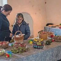 Razstava je predstavila vse tradicionalne jedi in simbole velikonočnih praznikov, od pirhov do oljčnih vejic in lovorjevih listov, ki so “obvezna” sestavina praznične žolice ali “ž'pce”, kot ji tudi pravijo na Krasu