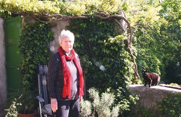 Eden pomembnejših razlogov, da dr. Irene Mislej ostaja v Ajdovščini, je ta čudovit  vrt. In igriva   mačja družba.   