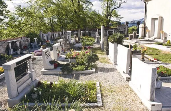 Pokopališče sveti Gregor pri Kobdilju je eno izmed 13 pokopališč, ki so še v uporabi v občini Komen