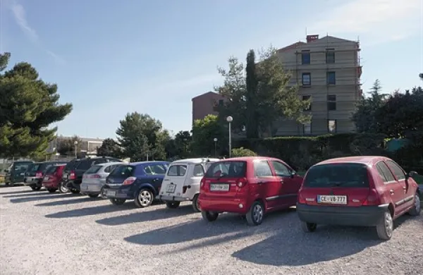Občina namerava pozidati makadamsko  parkirišče, na katerem med drugimi parkirajo  stanovalci Driolieve ulice   